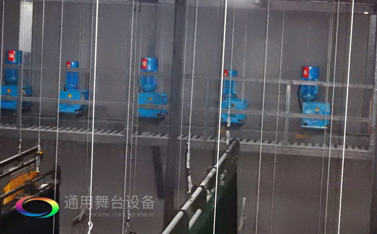 十余年銳意攀登，奮發圖強！舞臺幕布、機械等一站式選購供應商，舞臺機械、音響、燈光工程設計施工承包壹級資質——通用舞臺