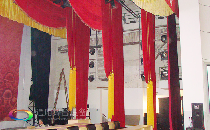 尊重用戶要求、傾聽客戶心聲、認(rèn)真滿足用戶需要！舞臺阻燃幕布廠家訂做【會議報(bào)告廳禮堂幕布】【學(xué)校多功能廳幕布】 【慶典演出舞臺幕布】