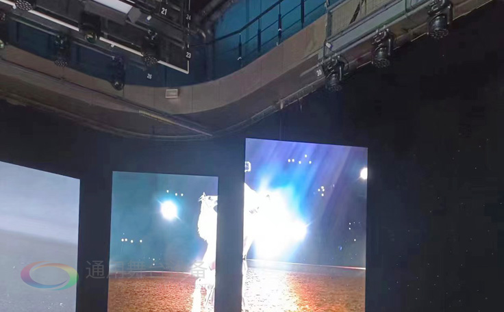 通用舞臺阻燃幕布為曲靖電視臺演播廳提供從系統(tǒng)設(shè)計(jì)、設(shè)備成套、安裝施工、系統(tǒng)調(diào)試及技術(shù)支持一體化服務(wù)