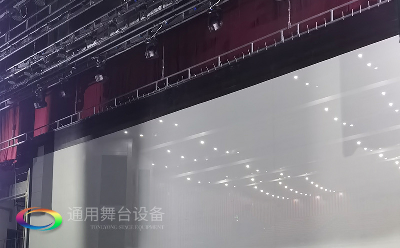 通用舞臺承建：南京曉莊學(xué)院報(bào)告廳舞臺項(xiàng)目（舞臺音響、舞臺燈光吊桿、舞臺幕布等）