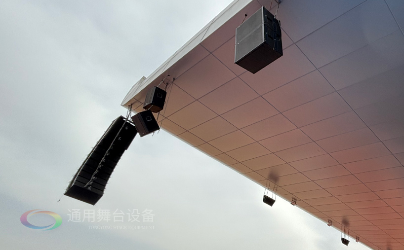 通用舞臺機械完成某高校體育場線陣列音箱、燈光等設(shè)備架設(shè) 提升大型活動視聽體驗